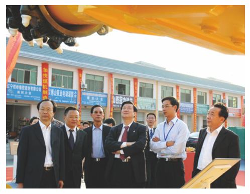 2008年9月中國煤炭工業(yè)協(xié)會(huì)第一副會(huì)長、黨委書記濮洪九在石華輝董事長陪同下視察公司展位